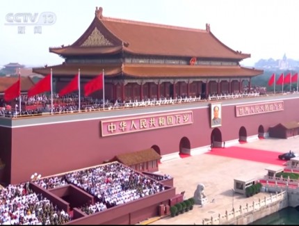 完整视频｜习近平乘车检阅地面方队